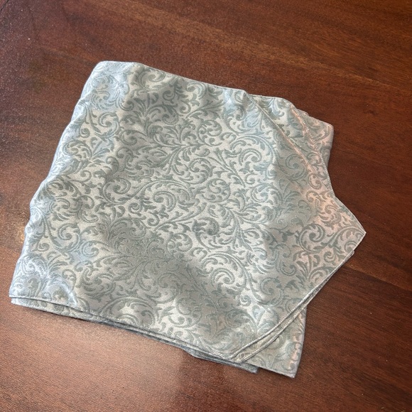 Table runner - Picture 1 of 2